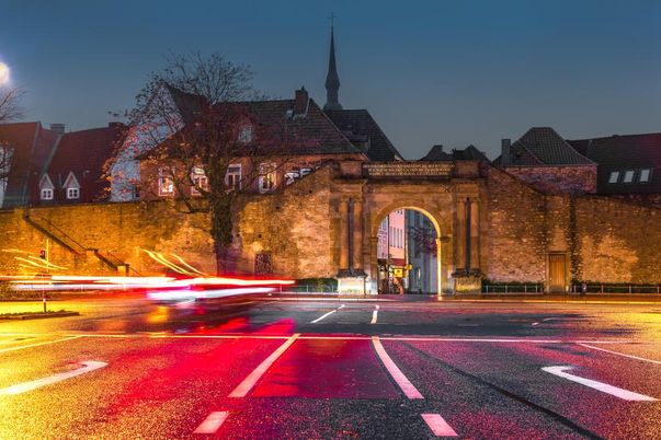 Blick von der Lotter Str. auf das abendliche Heger Tor Osnabrück